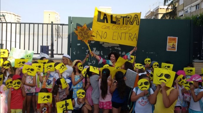 Manifestación de AMPA reclamano climatización en centros educativos