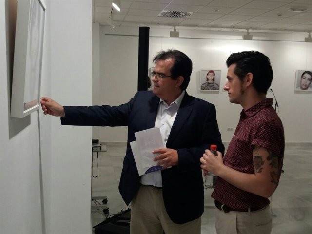 Antonio Jesús Rodríguez y Francisco Úbeda, en un recorrido por 'Certidumbres'.