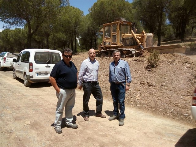 Ortega (d) conoce los trabajos en cortafuegos del monte público Dehesa Carnicera