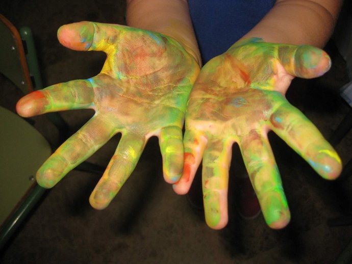 Manos de un niño pintadas
