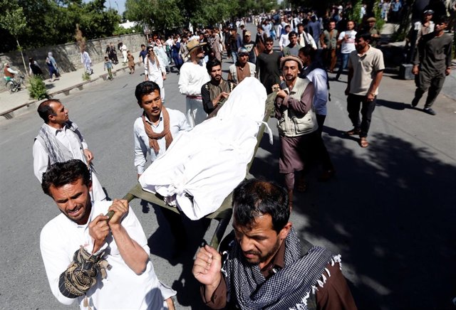 Manifestantes portando el cadáver de uno de los muertos por disparos de policías