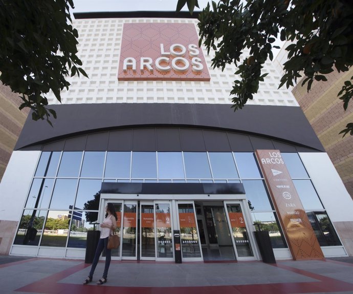 Fachada de la puerta principal del Centro Comercial Los Arcos de Sevilla.