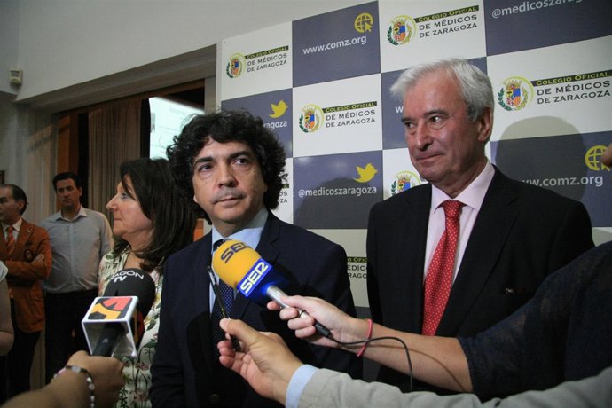 Mario Garcés (centro) recuerda la importancia de la coherencia en política.