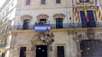 Cort cuelga la bandera transexual del balcón como "símbolo de tolerancia" durante la visita de Hazte Oír