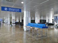 El aeropuerto de Palma cuenta con una treintena de zonas de recarga para dispositivos electrónicos
