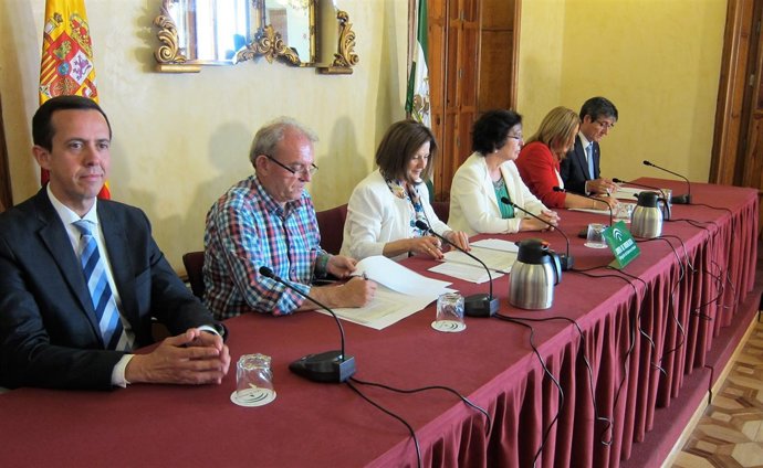 La consejera de Igualdad de la Junta firma convenios con alcaldes de Almería