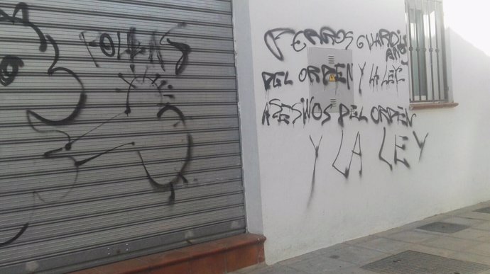 Pintada aparecida en la puerta de la sede del PSOE