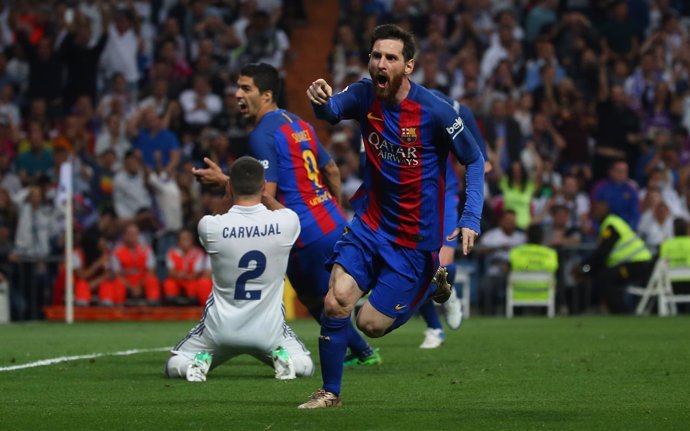 Messi vuelve a conquistar el Bernabéu y agarra al Barça a la Liga