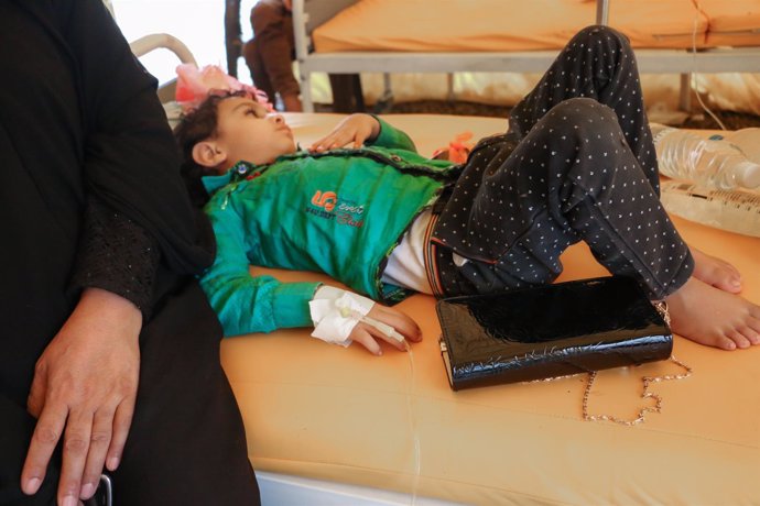 Niño con cólera en un hospital en Yemen