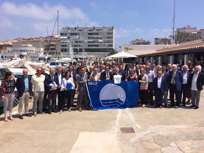 El conseller J.Rull entrega banderas azules a playas y puertos catalanes
