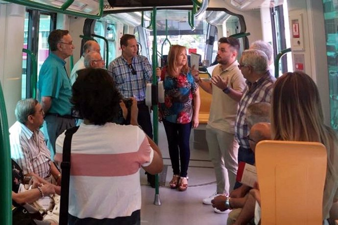 Campaña de seguridad vial en el metro ligero a su paso por Armilla (Granada)