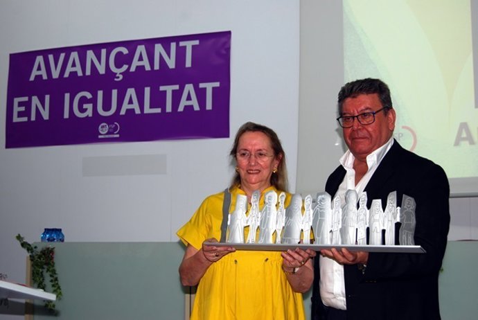 Amelia Valcárcel recibe el premio 'Avançant en Igualtat`' de UGT PV