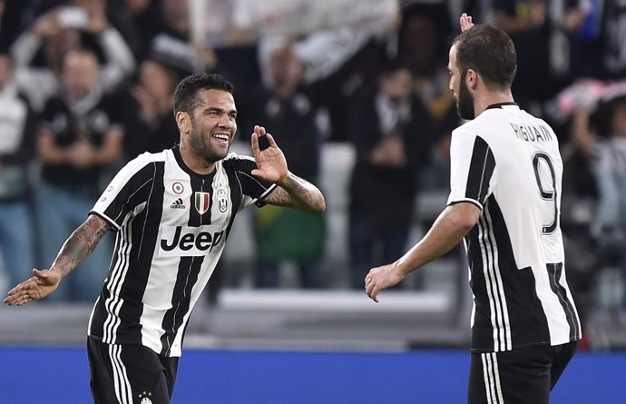 Dani Alves y Gonzalo Higuaín celebran un gol con la Juventus