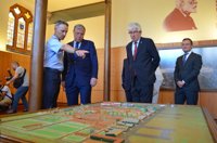 Una exposición en la Casa Botines recorre los 25 años de historia de la Academia Básica del Aire de León