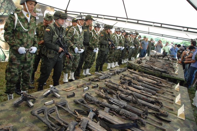 Rueda de prensa con las armas y los cuerpos de los 36 guerrilleros de las FARC