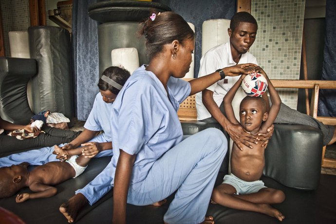 Un niño recibe rehabilitación en un centro de Handicap International en RDC