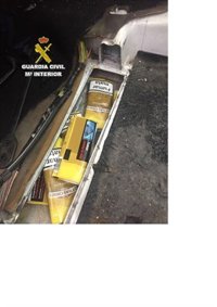 Intervenidas 340 bolsas de tabaco de picadura en el doble fondo de un vehículo en La Línea (Cádiz)