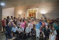 La Asamblea luce ya un tapiz con el escudo de Extremadura elaborado por usuarios de Placeat