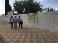 Diputación ayuda al Ayuntamiento de Carboneros (Jaén) para sustituir el muro perimetral de su piscina municipal