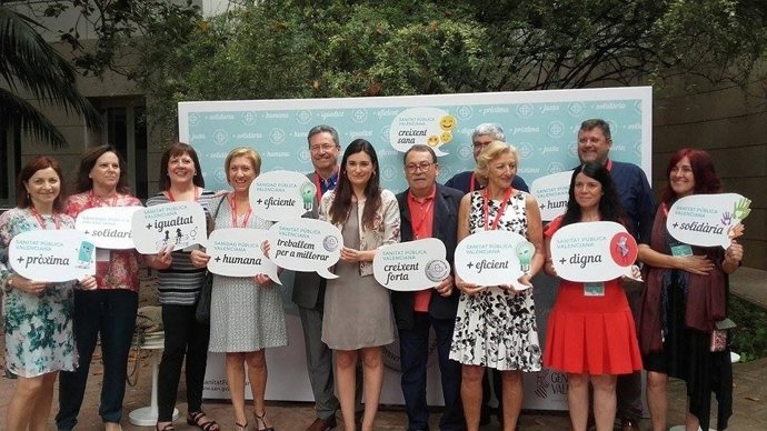 Montón posa junto a los ponentes del acto en defensa de la sanidad pública