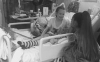 Ariana Grande visita a los heridos del atentado de Mánchester