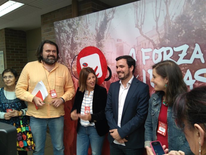 El coordinador federal de IU, Alberto Garzón, junto a miembros de EU