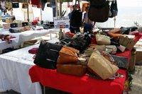 La Policía Local de Marbella interviene 654 artículos falsificados en el mercadillo de Puerto Banús