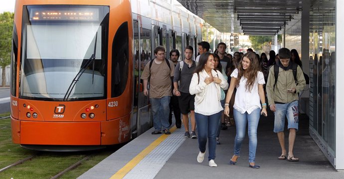 Estudiantes de la Universidad de Alicante usan la Linea 2 