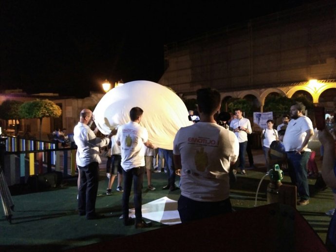 Lanzamiento en globo de un botijo en La Rambla (Córdoba)