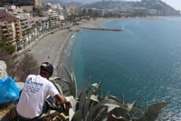 Almuñécar (Granada) comienza el Mes del Medio Ambiente con la limpieza del Monumento Natural Peñón del Santo