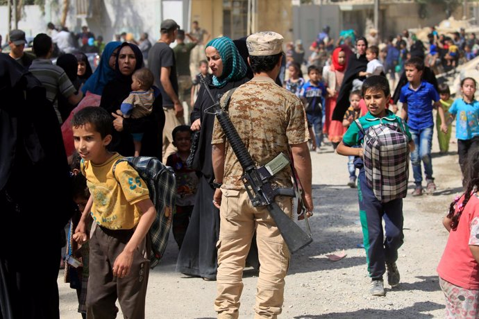 Civiles huyen de Mosul