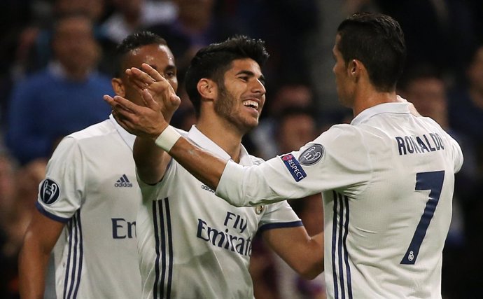 Marco Asensio se abraza a Cristiano Ronaldo