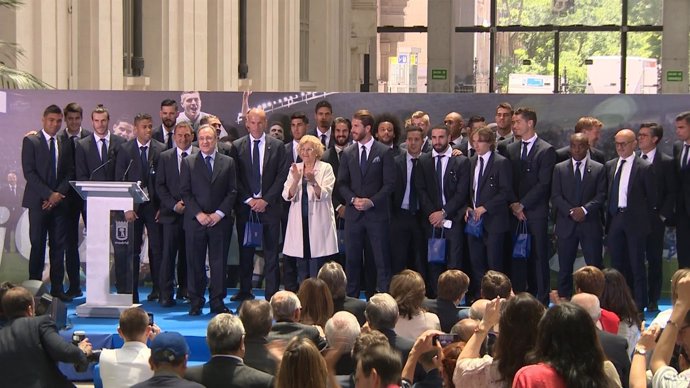 Manuela Carmena recibe al Real Madrid en el Ayuntamiento