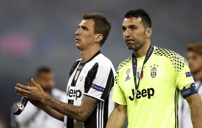  El Portero De La Juventus Gianluigi Buffon Acompañado De Mario Mandzukic