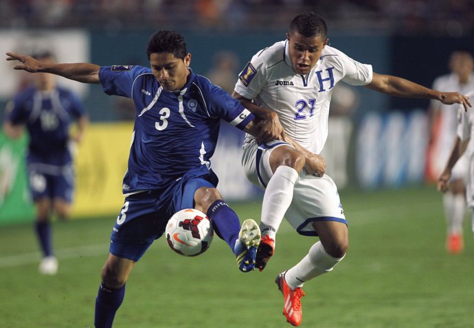 Futbolistas de El Salvador y Honduras en la CONCACAF