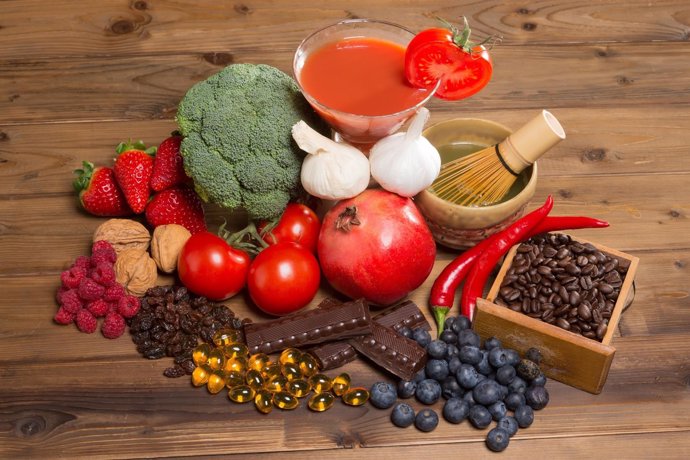 Alimentos antioxidantes, tomate, brócoli, chocolate, café, fresas, arándanos