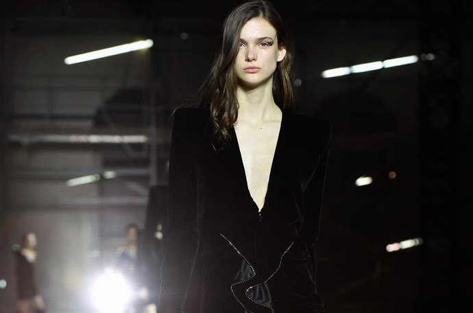 Cómo combinar el vestido esmoquin con estilo