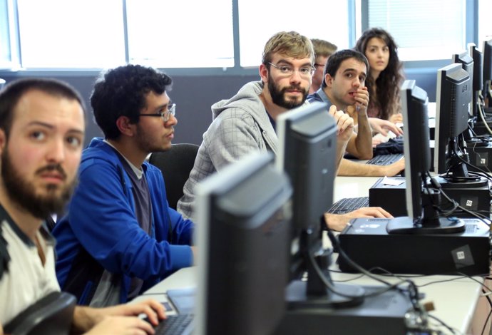 Universitarios participantes en la cibercompetición organizada por el CNEC