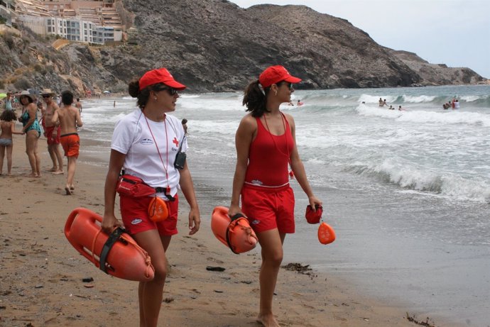 Cruz Roja comienza su actividad de vigilancia y salvamento en playas