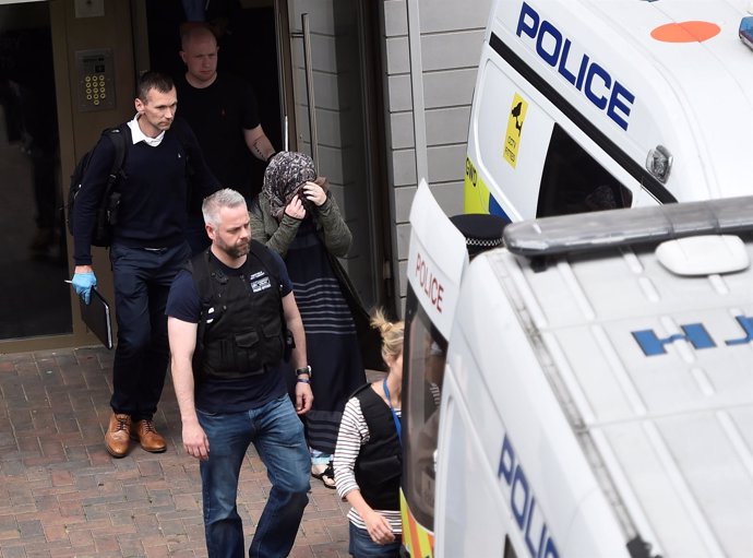 Policías escoltan a detenidas durante una operación antiterrorista en Londres