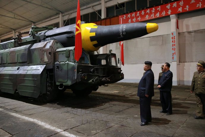 Kim Jong Un inspecciona un misil de largo alcance