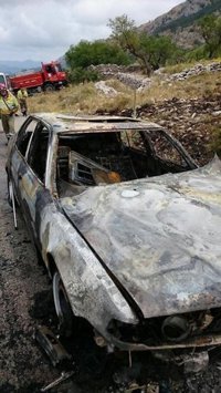 Un coche arde en Vall de Laguart y provoca un conato de incendio en una zona de cultivo