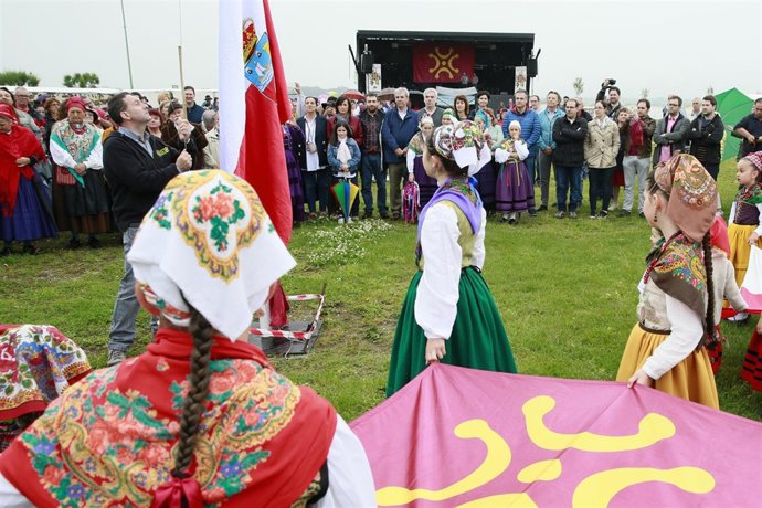 Momento del izado de la bandera de Cantabria