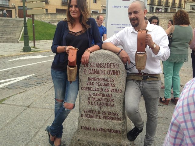 Rebeca Jiménez y Luis Callejo posan con sus cencerros dorados