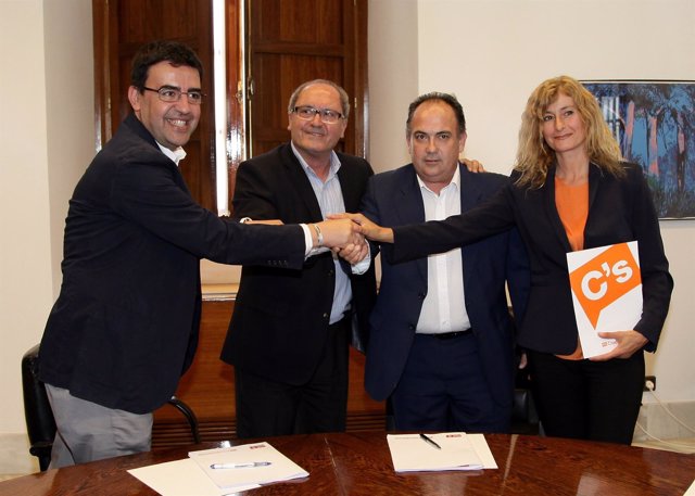 Firma del acuerdo de PSOE-A y Cs para la investidura de Susana Díaz