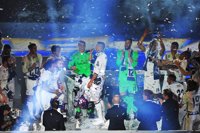 "Cristiano, Balón de Oro", el portugués canta y el Bernabéu hace los coros en la fiesta del Madrid