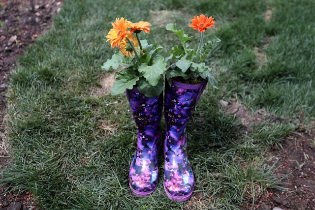 Ejemplo de reutilización de unas botas con flores