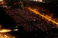 Alrededor de 110.000 personas participan en una vigilia en Hong Kong en recuerdo de la masacre de Tiananmen