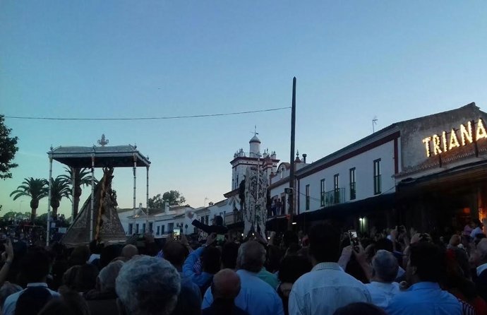 La Virgen del Rocío frente a la hermandad de Triana.