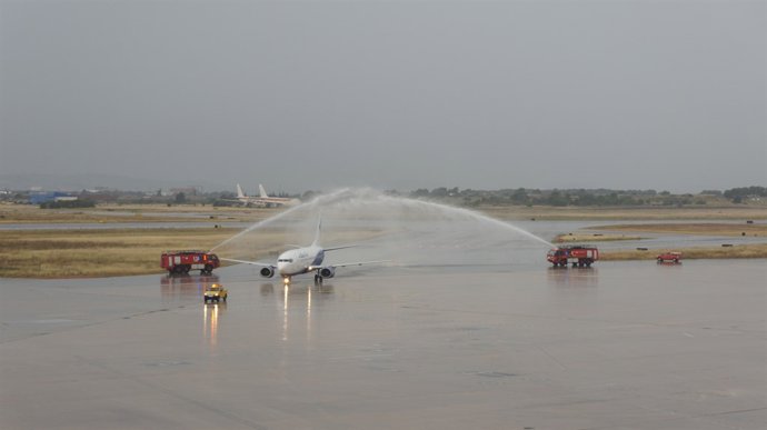 La ruta ha sido recibida con el tradicional arco por los bomberos           